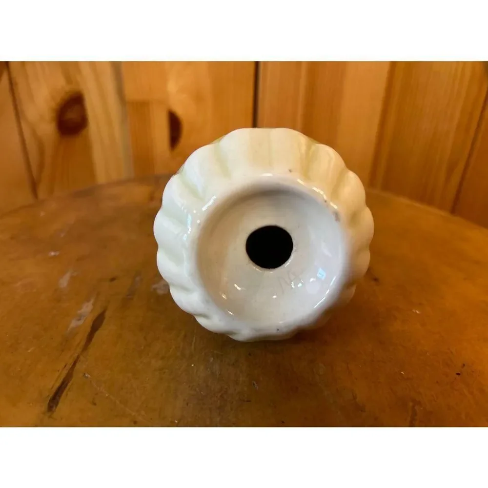 Vintage Porcelain Relief Design Salt Shaker Read (5009)